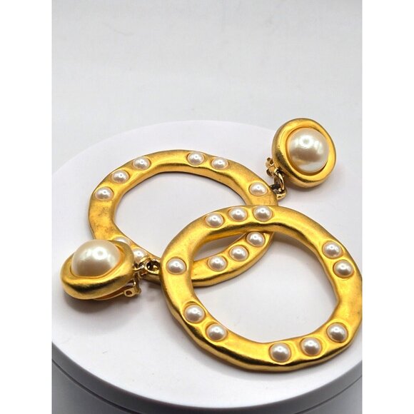 Vintage RARE GIVENCHY large hoop faux pearl gold plated clip earrings signed - Picture 2 of 8